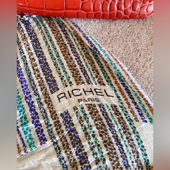 11. FURLA GENUINE LEATHER TOTE HANGBAG - Picture 9 of 10